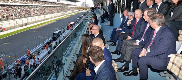 Председник Русије Владимир Путин посетио је трку Формуле 1 за Велику награду Русије која се возила у Сочију. Председник Русије Владимир Путин посетио је трку Формуле 1 за Велику награду Русије која се возила у Сочију. - Sputnik Србија