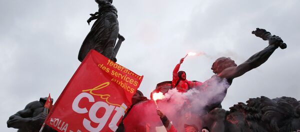Протести радника и студената у Паризу поводом 1. маја Протести радника и студената у Паризу поводом 1. маја - Sputnik Србија