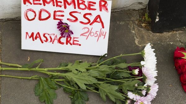 Грађани Одесе носе цвеће на Куликово поље у знак сећањана трагедију 2. маја - Sputnik Србија