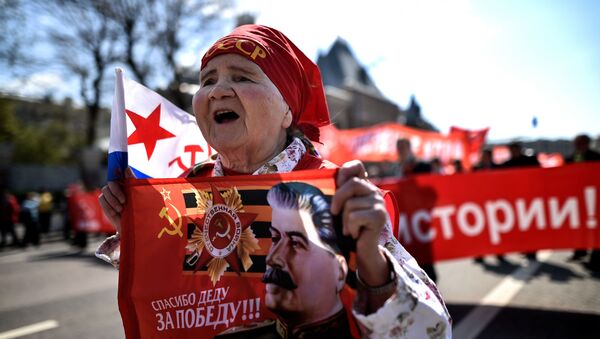Симпатизер руске Комунистичке партије током првомајских демонстрација у Москви - Sputnik Србија