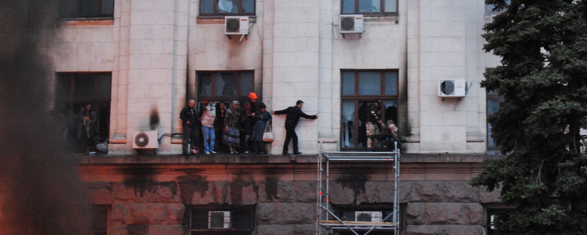 Људи излазе кроз прозор због пожара у Дому синдиката у Одеси - Sputnik Србија, 1920, 02.05.2023