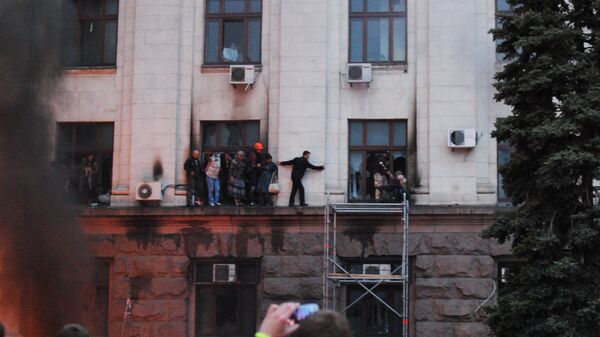 Људи излазе кроз прозор због пожара у Дому синдиката у Одеси - Sputnik Србија