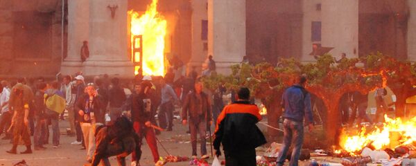 Пожар в Доме профсоюзов в Одессе (горит центральный вход) - Sputnik Србија