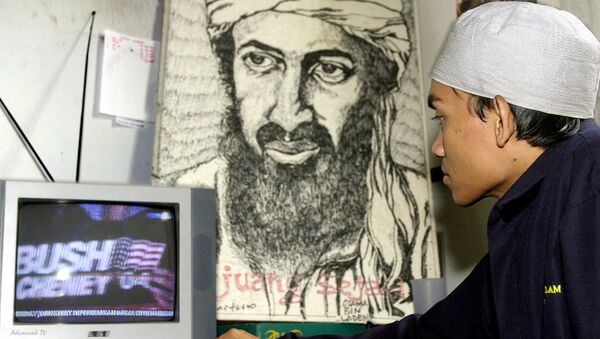 Муслиманска омладина гледа телевизијски пренос америчких избора испред портрета Осаме бин Ладена у седишту исламског покрета младих у Џакарти, 03 Новембар 2004 - Sputnik Србија