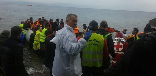 Доктор Симић каже да се дешавало да мигранти проведу више од сат у хладном мору. После тога деци често није могао да помогне. Доктор Симић каже да се дешавало да мигранти проведу више од сат у хладном мору. После тога деци често није могао да помогне. - Sputnik Србија