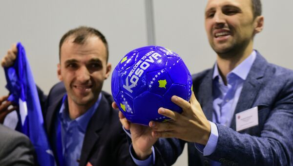 Делегација Косова прославља чланство у УЕФА - Sputnik Србија