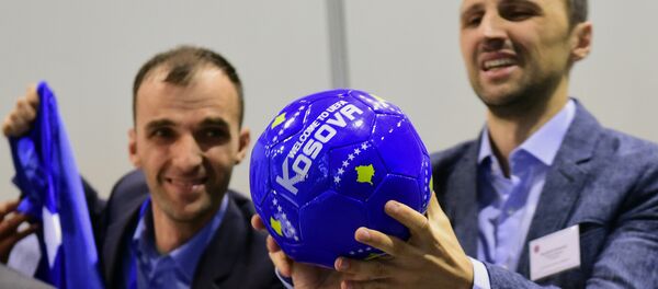 Делегација Косова прославља чланство у УЕФА - Sputnik Србија