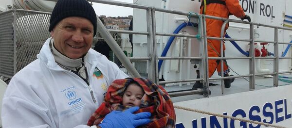 Педијатар Драгољуб Симић са једним од најмлађих пацијената из Сирије. - Sputnik Србија