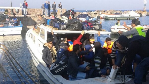 Na čamce koji mogu da prime 20 ljudi u Turskoj je ukrcavano i po 70, što je najčešći razlog zašto su ljudi stradali. - Sputnik Srbija
