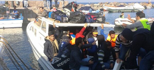 Na čamce koji mogu da prime 20 ljudi u Turskoj je ukrcavano i po 70, što je najčešći razlog zašto su ljudi stradali. - Sputnik Srbija