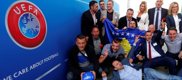 Чланови медијског тима Косова славe примање тзв. Косова у УЕФА, Будимпешта Чланови медијског тима Косова славe примање тзв. Косова у УЕФА, Будимпешта - Sputnik Србија