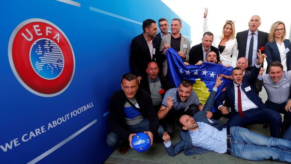 Članovi medijskog tima Kosova slave primanje tzv. Kosova u  UEFA,  Budimpešta - Sputnik Srbija