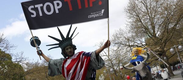 Demonstranti na demonstracijama protiv TTIP-a u Hanoveru, 23. aprila, prilokom posete Baraka Obame; Nemačka - Sputnik Srbija