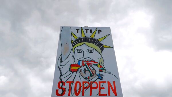 Demonstranti na demonstracijama protiv TTIP-a u Hanoveru, 23. aprila, prilokom posete Baraka Obame; Nemačka - Sputnik Srbija