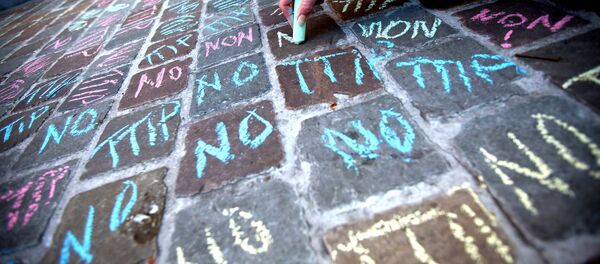 Анти-ТТИП исписано кредом на плочнику - Sputnik Србија