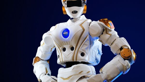 Prvi humanoidni NASA-in robot R5 koji je izrađen da bi se takmičio na DARPA robotičkom izazovu - Sputnik Srbija