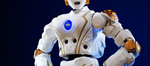 Prvi humanoidni NASA-in robot R5 koji je izrađen da bi se takmičio na DARPA robotičkom izazovu - Sputnik Srbija