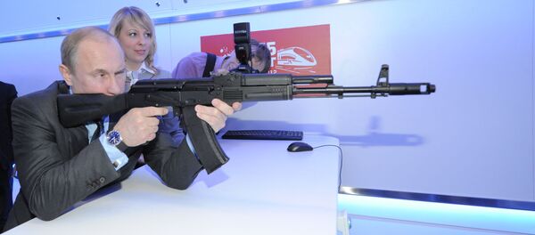 Владимир Путин са аутоматском пушком АК-74 Владимир Путин са аутоматском пушком АК-74 - Sputnik Србија