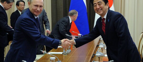 Председник Русије Владимир Путин и јапански премијер Шинзо Абе - Sputnik Србија