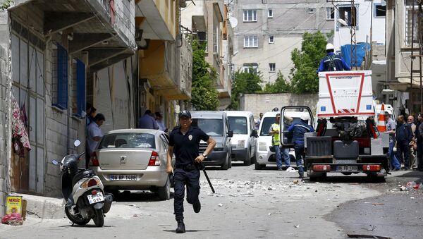 Турски полицајац на улици града Килиса после једног од ракетних напада ДАЕШ-а. - Sputnik Србија