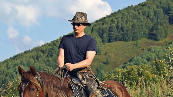 Vladimir Putin na konju - Sputnik Srbija