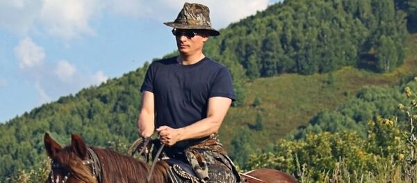 Владимир Путин на коњу - Sputnik Србија