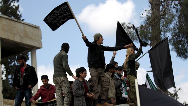 Demonstranti nose zastave terorističke organizacije  Nusra Fronta u Idlibu - Sputnik Srbija