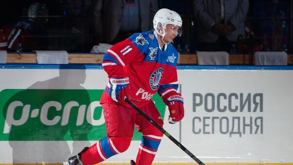 Vladimir Putin igra hokej - Sputnik Srbija