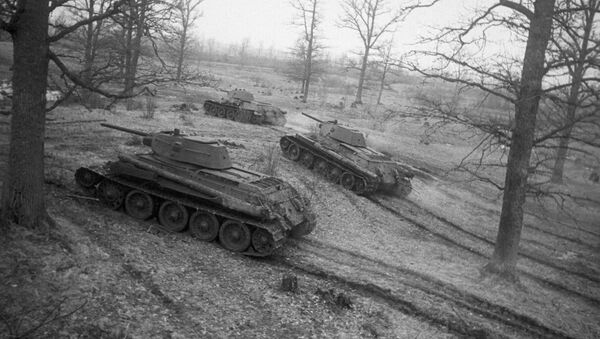 Sovjetski tenkovi T-34 u napadu - Sputnik Srbija