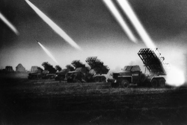 Sovjetski višecevni bacači raketa „kaćuša“ na 1. ukrajinskom frontu - Sputnik Srbija