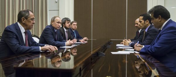 Министар спољних послова Русије Сергеј Лавров и председник Русије Владимир Путин током састанка са министром спољних послова Катара Мохамедом бин Абдулрахамом бин Јасим ал Танијем у Сочију. Министар спољних послова Русије Сергеј Лавров и председник Русије Владимир Путин током састанка са министром спољних послова Катара Мохамедом бин Абдулрахамом бин Јасим ал Танијем у Сочију. - Sputnik Србија