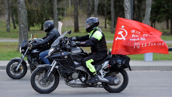 Članovi moto-kluba „Noćni vukovi“ voze moto-kros iz Moskve do Berlina u čast Dana pobede. - Sputnik Srbija