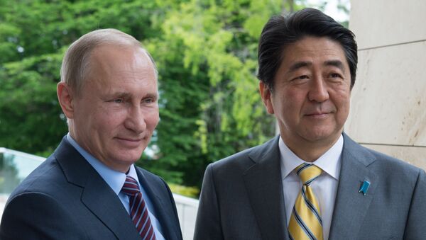 Predsednik Rusije Vladimir Putin i premijer Japana Šinzo Abe - Sputnik Srbija