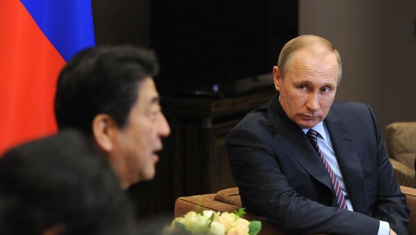 Председник Русије Владимир Путин и премијер Јапана Шинзо Абе - Sputnik Србија