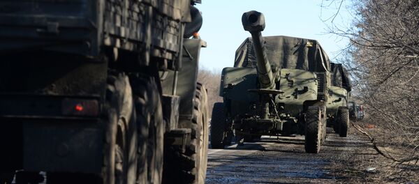 Povlačenje kolone teške vojne opreme iz Donjecka Povlačenje kolone teške vojne opreme iz Donjecka - Sputnik Srbija