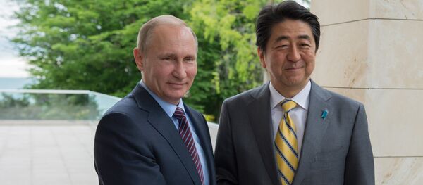 Predsednik Rusije Vladimir Putin i premijer Japana Šinzo Abe Predsednik Rusije Vladimir Putin i premijer Japana Šinzo Abe - Sputnik Srbija