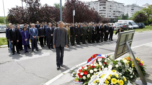 Амбасадор Кине у Србији Ли Манћанг полаже венац на месту где је НАТО бомбардовао кинсеку амбасаду 1999. године. - Sputnik Србија