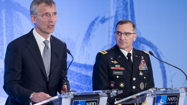 Jens Stoltenberg, generalni sekretar NATO-a (levo) i general Kertis Skaparoti, vrhovni komandant NATO snaga u Evropi (desno) - Sputnik Srbija