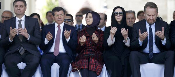 Денис Звиздић, Ахмет и Саре Давутоглу, Себија и Бакир Изетбеговић на отварању џамије Ферхадије у Бањалуци. - Sputnik Србија