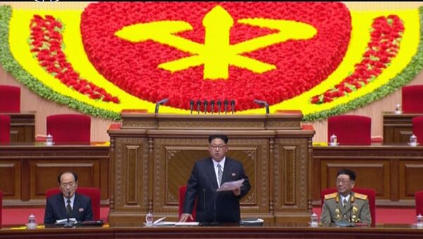 Lider Severne Koreje Kim Džong-un obraća se prisutnima na kongresu u Pjongjangu. - Sputnik Srbija