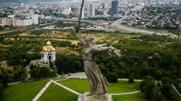 Споменик „Мајка Отажбина зове!“ у Волгограду - Sputnik Србија