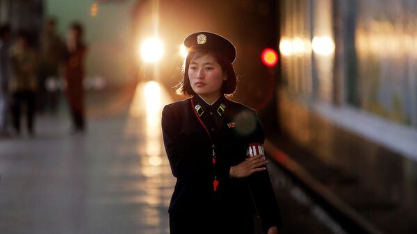 Radnica metroa u Pjongjangu, prestonici Severne Koreje - Sputnik Srbija