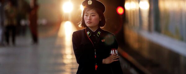 Радница метроа у Пјонгјангу, престоници Северне Кореје Радница метроа у Пјонгјангу, престоници Северне Кореје - Sputnik Србија