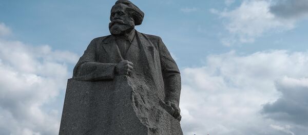 Spomenik Karlu Marksu na Teatralnom trgu u Moskvi - Sputnik Srbija