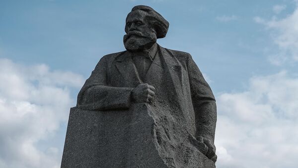 Споменик Карлу Марксу на Театралном тргу у Москви - Sputnik Србија