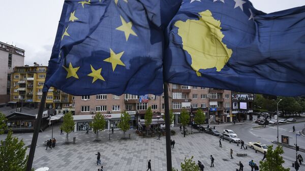 Заставе ЕУ и Косова на главном тргу у Приштини - Sputnik Србија