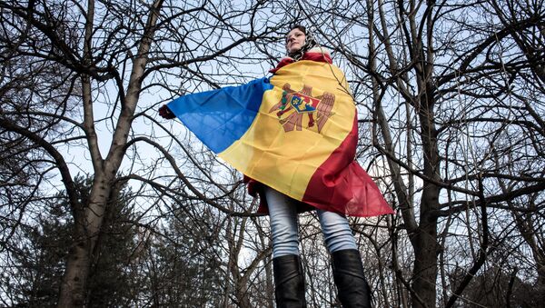 Жена умотана у заставу Молдавије - Sputnik Србија