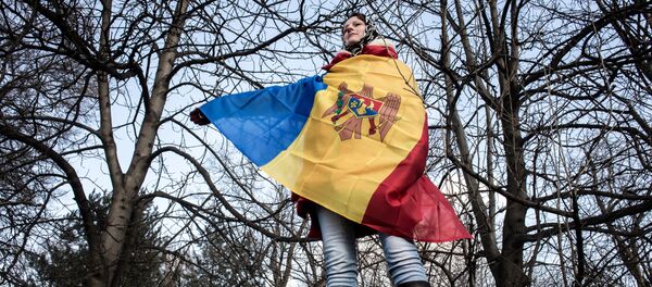 Жена умотана у заставу Молдавије - Sputnik Србија