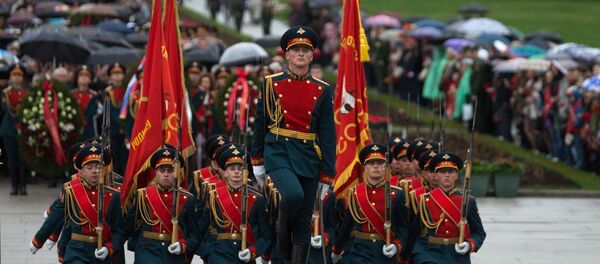 Полагање цевћа на Пискарјовском мерморијалном гробљу у Санкт Петербургу - Sputnik Србија