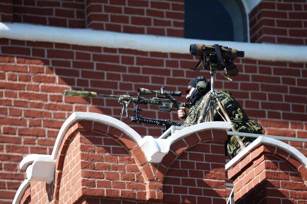 Snajperista obezbeđuje vojnu paradu u Moskvi povodom 71. godišnjice pobede u Velikom otadžbinskom ratu, na Dan pobede, 9. maj 2016. Snajperista obezbeđuje vojnu paradu u Moskvi povodom 71. godišnjice pobede u Velikom otadžbinskom ratu, na Dan pobede, 9. maj 2016. - Sputnik Srbija